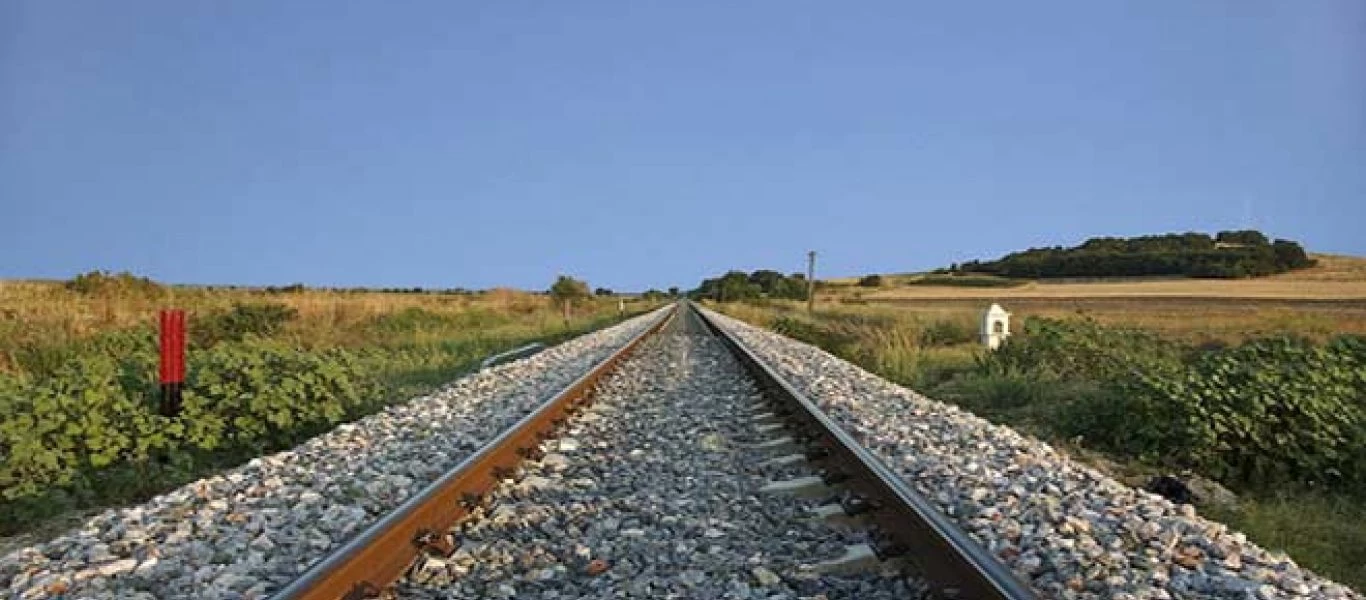 Τρόμος σε σιδηροδρομικό σταθμό της Ινδίας: Μάνα και μωρό χάνονται κάτω από το κινούμενο τρένο!